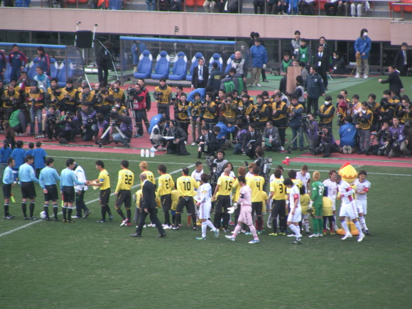 試合前、握手する選手たち